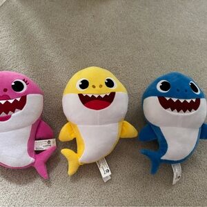 Plush singing baby shark set - needs new batteries - excellent condition